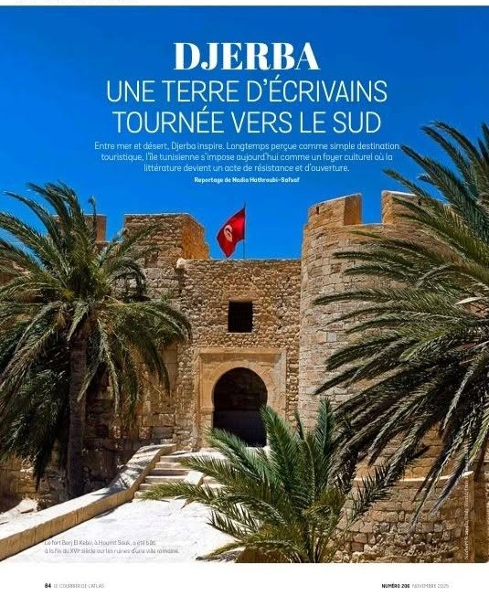 Porte bleue traditionnelle d'un menzel djerbien, architecture typique de l'île