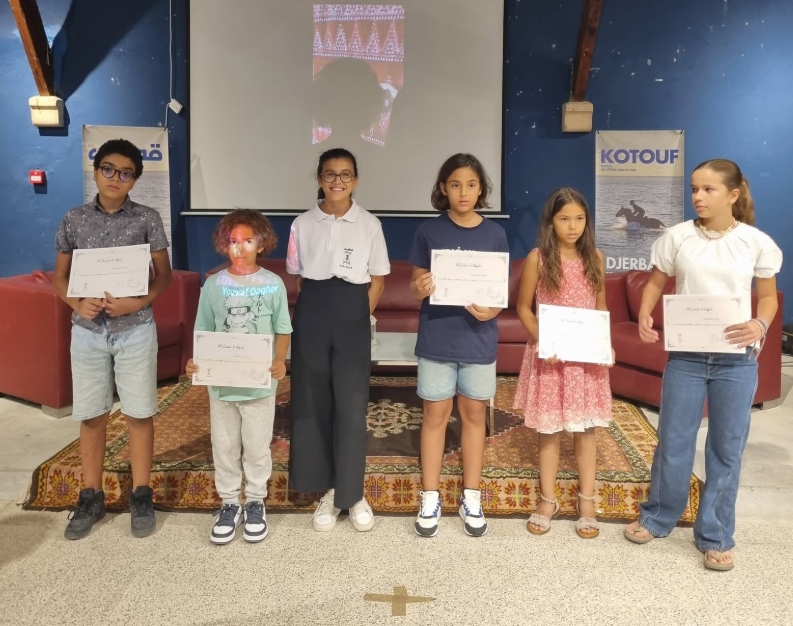 Jeunes participants d'un atelier Kotouf tenant leurs diplômes