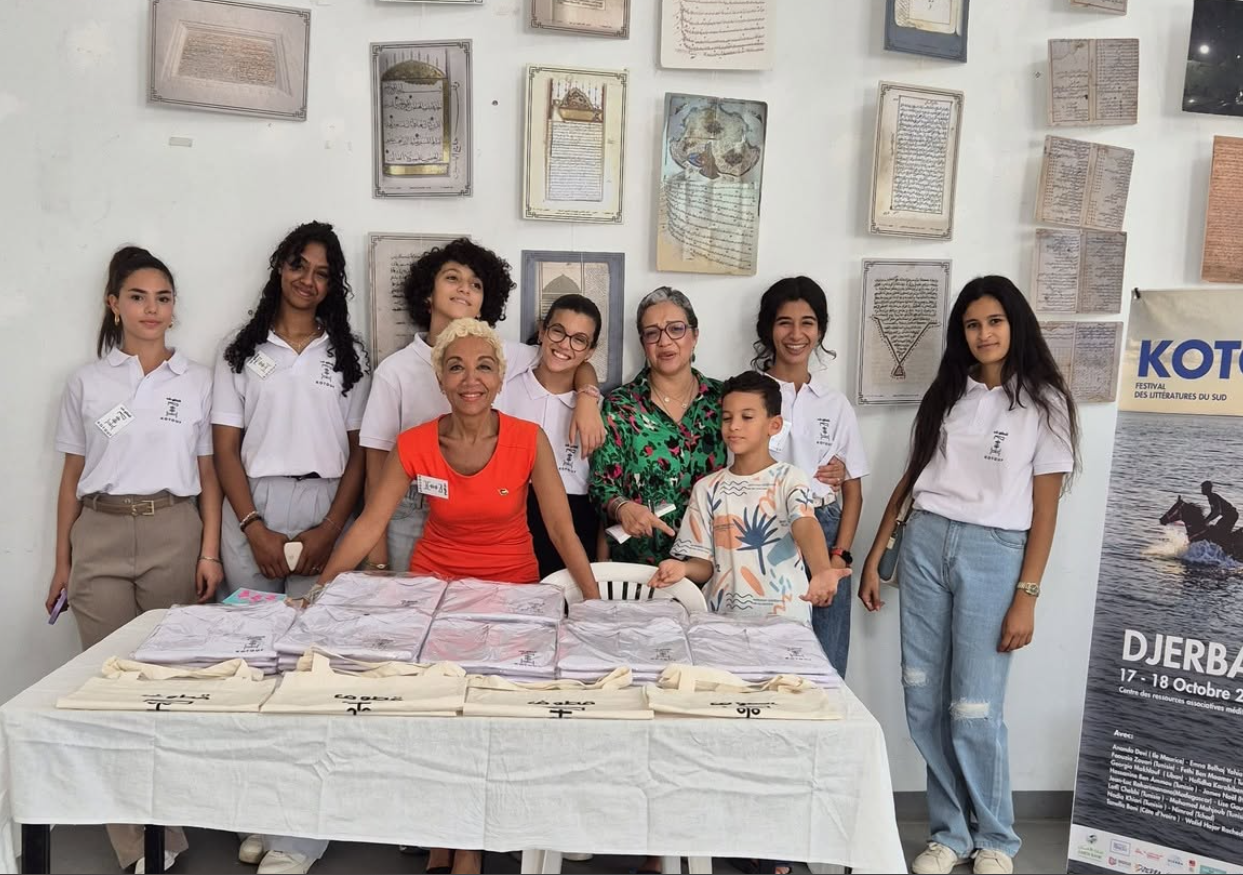 Équipe et jeunes bénévoles Kotouf réunis lors du festival