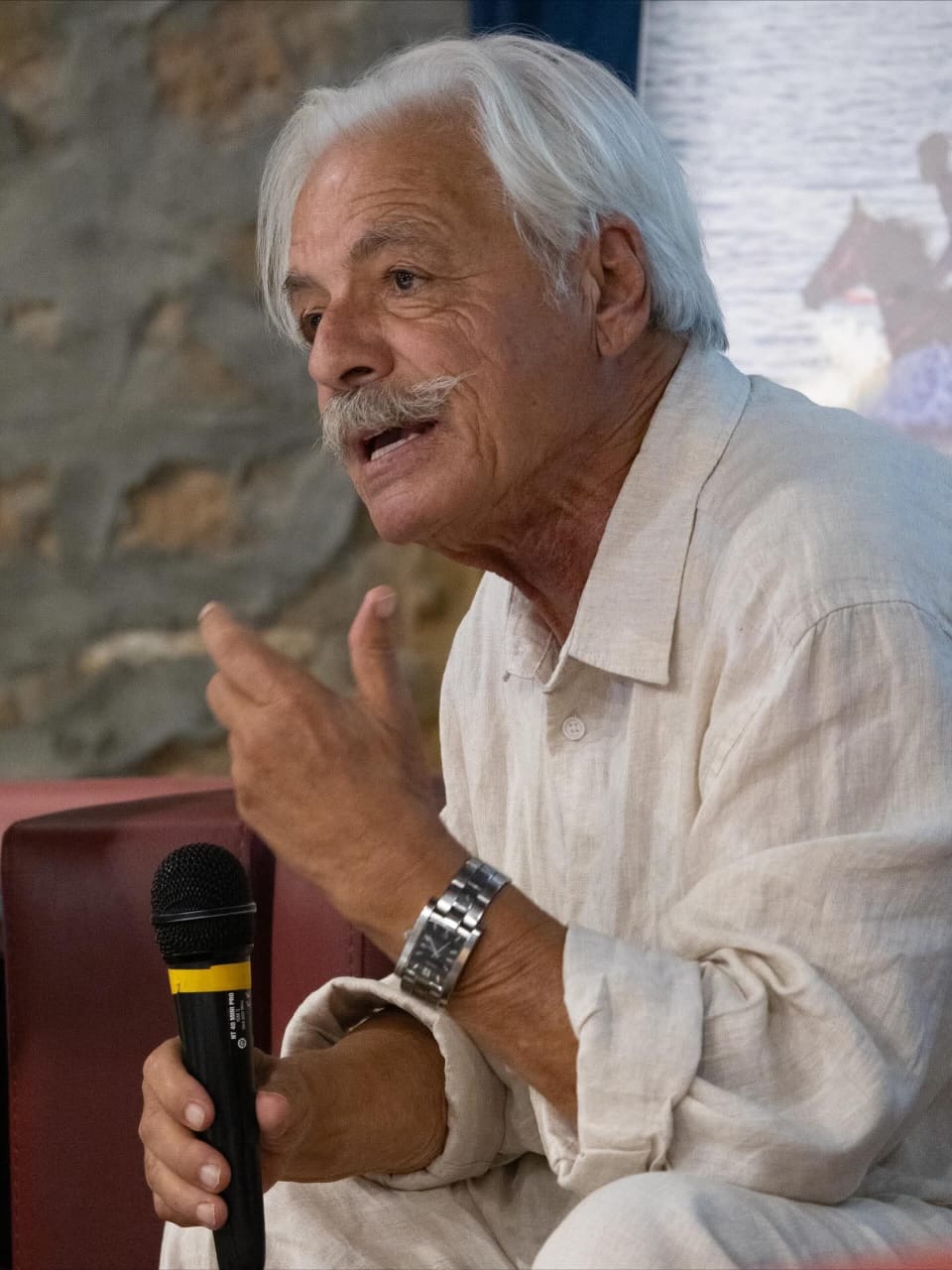 Intervenant au micro lors d'une discussion littéraire